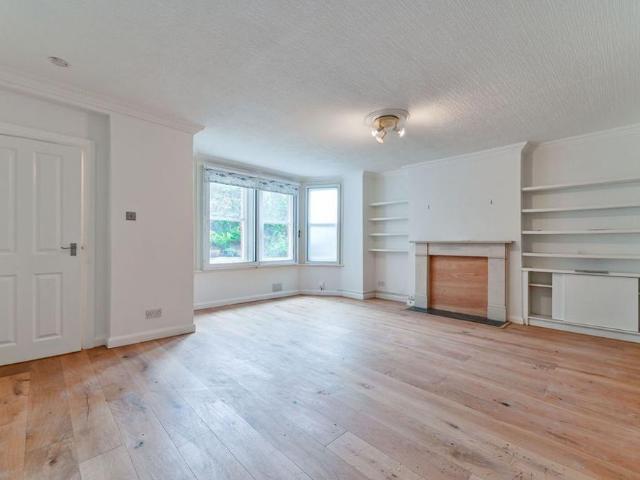 Apartment for rent in Queen's Park, Greater London