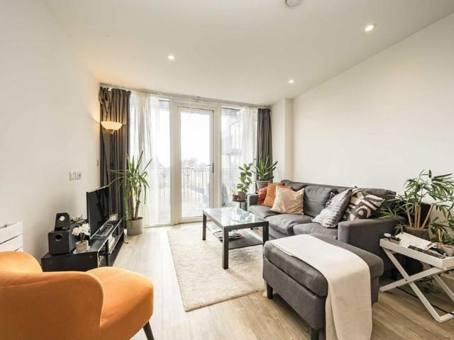 Apartment for rent in Summerstown, Greater London