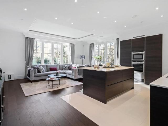 Apartment for rent in Blackhills, Surrey
