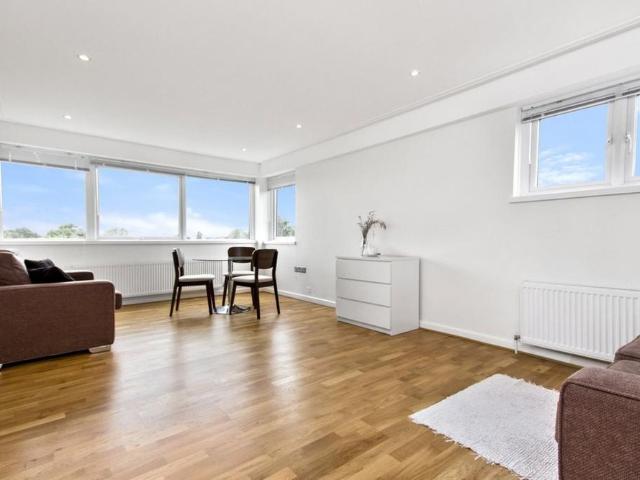 Apartment for rent in Brondesbury, Greater London