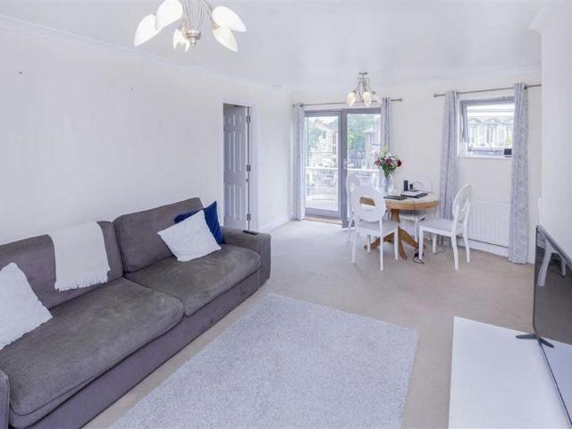Apartment for rent in Hampton Hill, Greater London