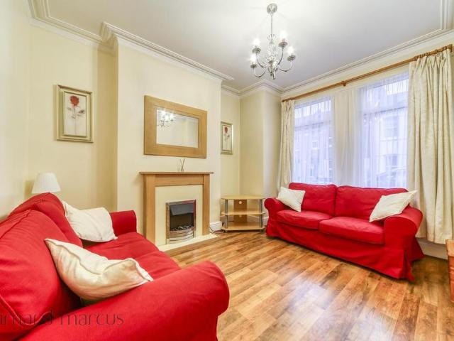 Apartment for rent in Furzedown, Greater London