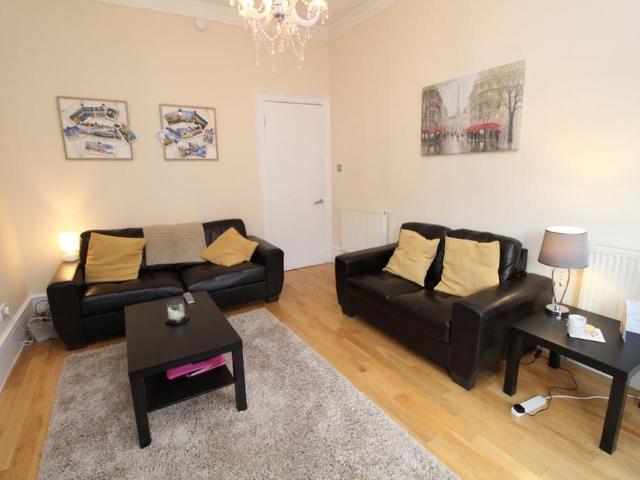 Apartment for rent in Shawmoss, Shawlands