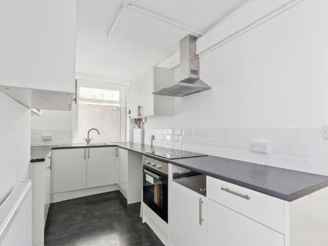 Apartment for rent in London Borough of Merton, Raynes Park