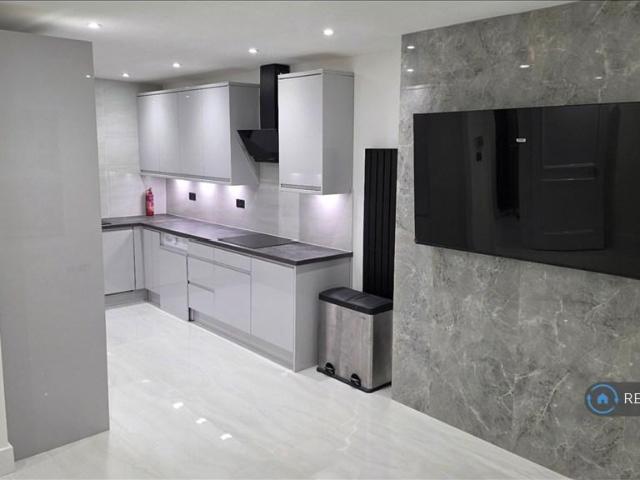 Flat for rent in Fulham, Walham Green