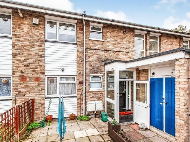 Flat for rent in Egham Wick, Row Town