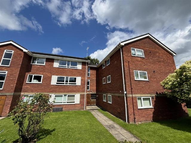 Flat for rent in Altrincham, Hale