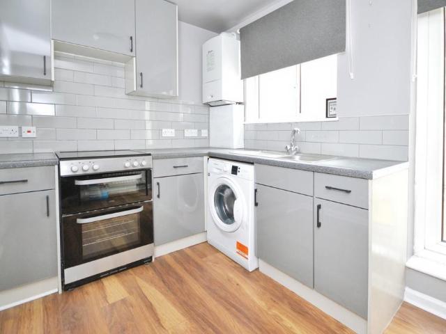 Flat for rent in Whitton, Greater London