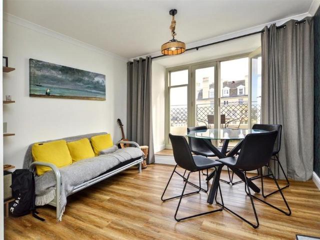 Apartment for rent in Roselands, Eastbourne