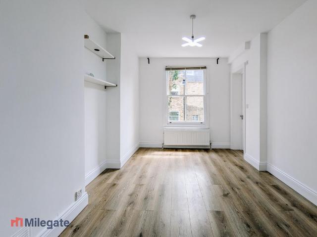 Flat for rent in West Kensington, Greater London