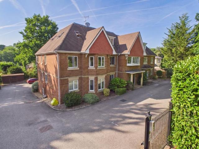 Flat for rent in Heatherside, Heol-las