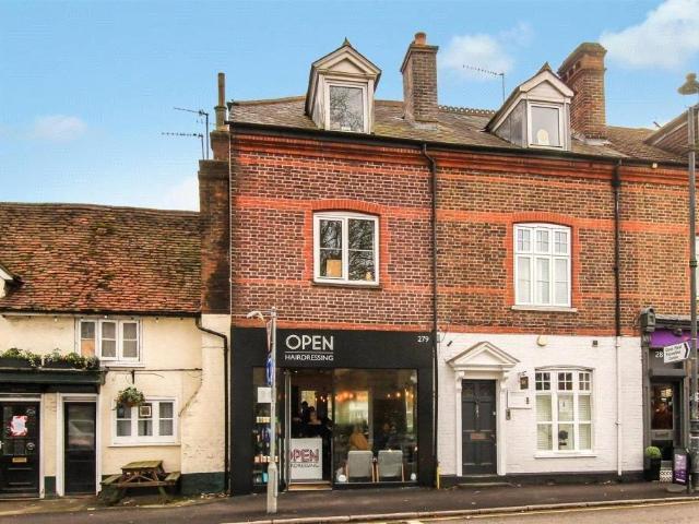 Flat for rent in Ashlyns Estate, Pouchen End
