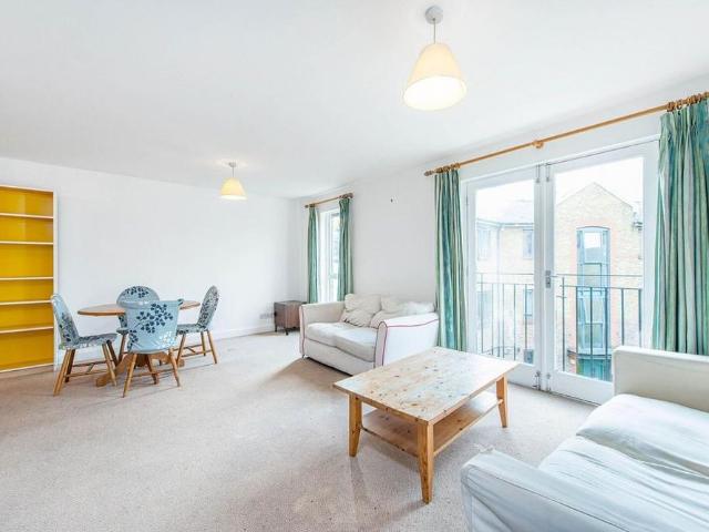Apartment for rent in Cat Hill, England