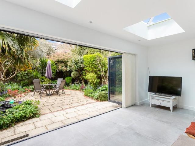 Flat for rent in London Borough of Hounslow, Strand