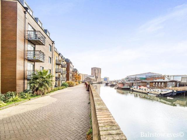 Flat for rent in Roding Riverside, Greater London