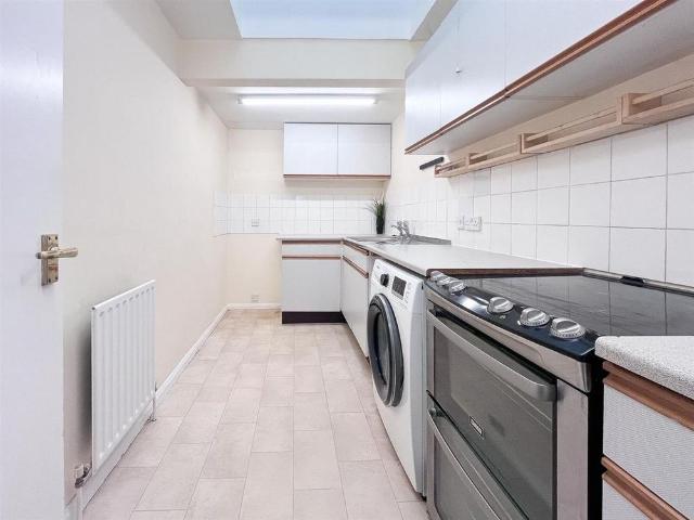 Apartment for rent in Perryfields, West Sussex