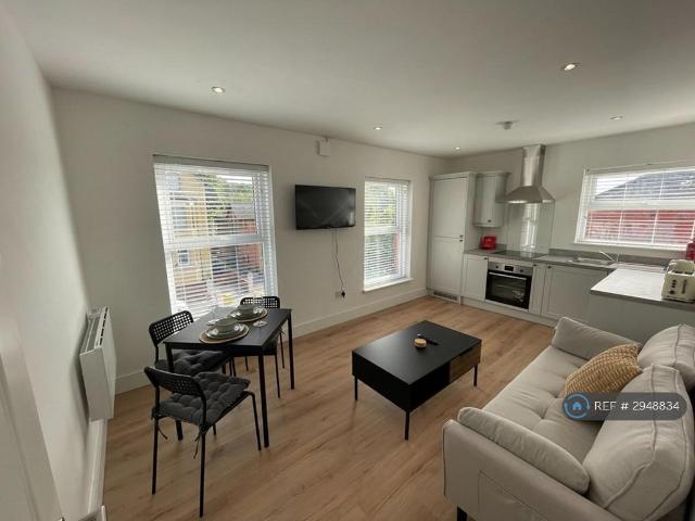 Flat for rent in Calderstones