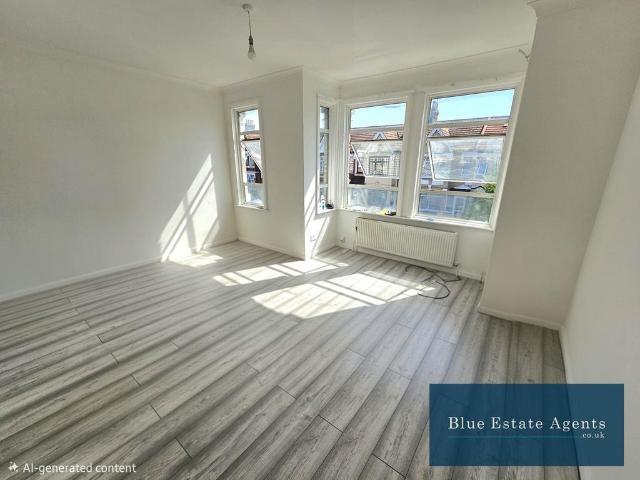 Flat for rent in London Borough of Ealing, Greater London