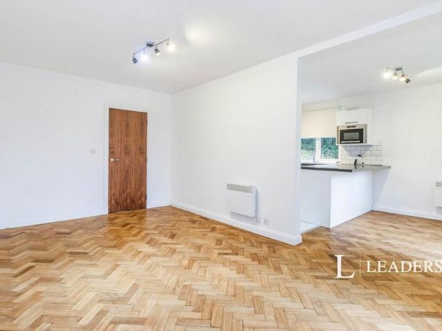 Apartment for rent in Blackhills, Surrey