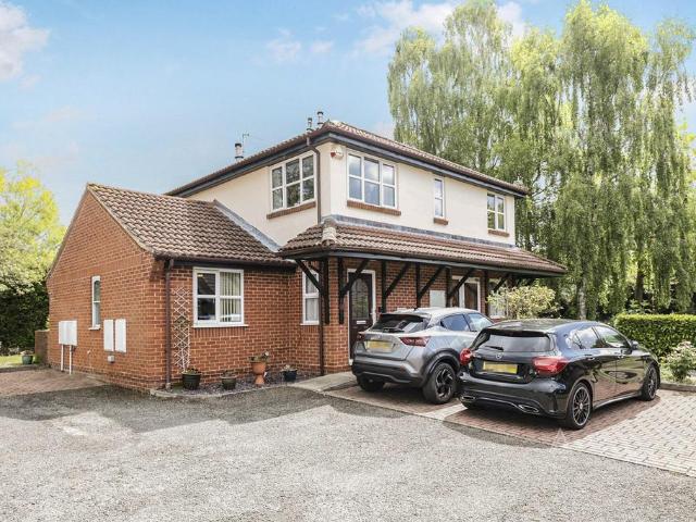 Flat for rent in Pouchen End, Hertfordshire