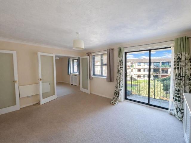 Apartment for rent in Little Common, Heathlands