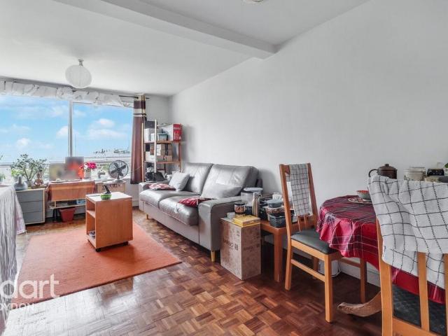 Flat for rent in South Croydon, Waddon