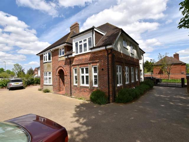 Flat for rent in Red Hill, Surrey
