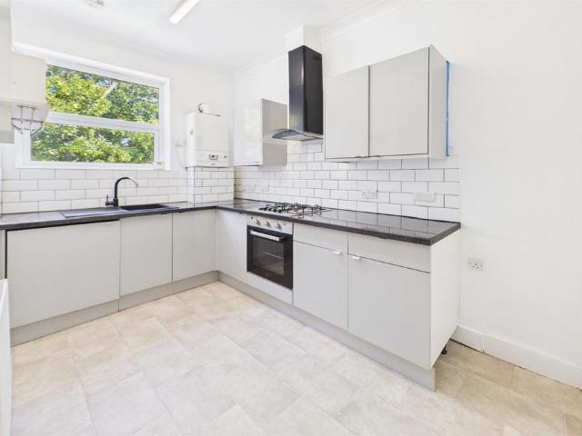 Flat for rent in Southend City Centre Neighbourhood, Alton Barnes