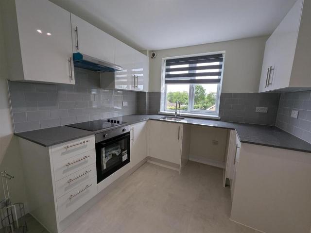 Flat for rent in Heol-las, Surrey