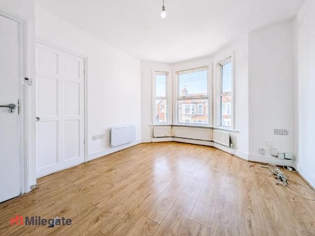 Apartment for rent in Loxford, Seven Kings