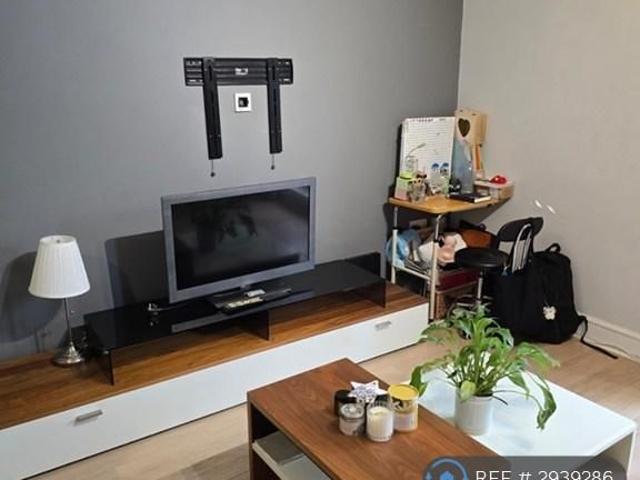 Apartment for rent in Row Town, Surrey
