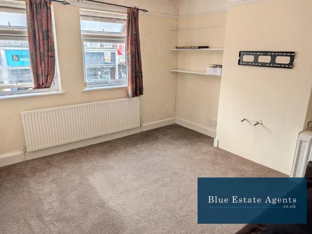 Flat for rent in Whitton, Greater London