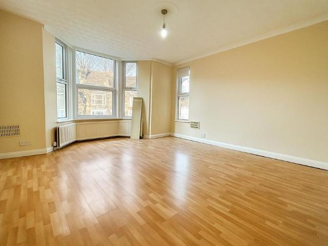 Apartment for rent in Totteridge, Cressex