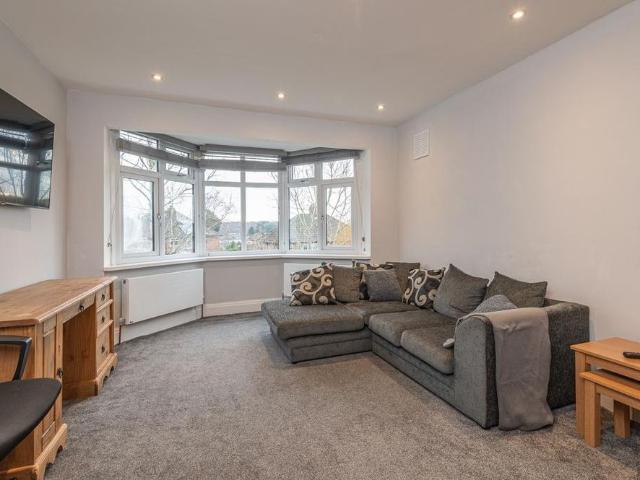 Apartment for rent in Alwoodley, West Yorkshire