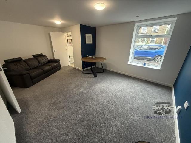 Apartment for rent in Tonyrefail, Coedely