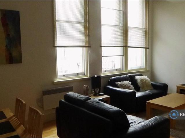 Flat for rent in Calderstones
