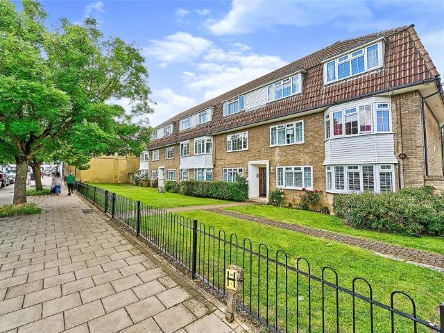 Flat for rent in Chessington, Greater London