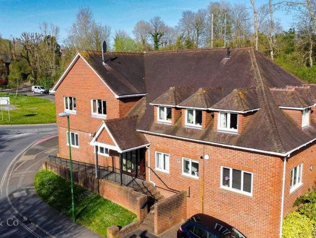 Apartment for rent in Perryfields, West Sussex