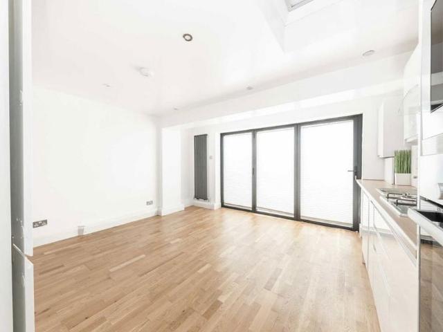 Apartment for rent in Summerstown, Greater London
