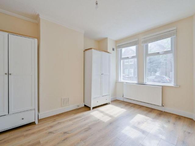 Apartment for rent in London Borough of Merton, Collier's Wood