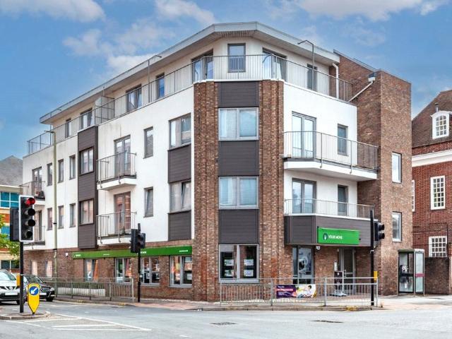 Flat for rent in Row Town, Surrey