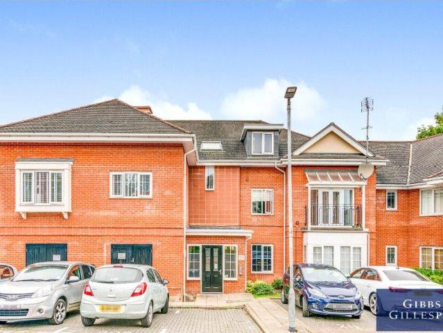 Flat for rent in Ruislip, London Borough of Hillingdon