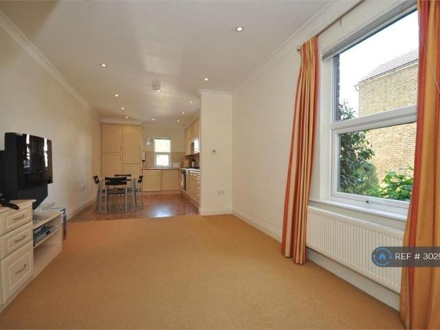 Apartment for rent in Lower Halliford, Surrey