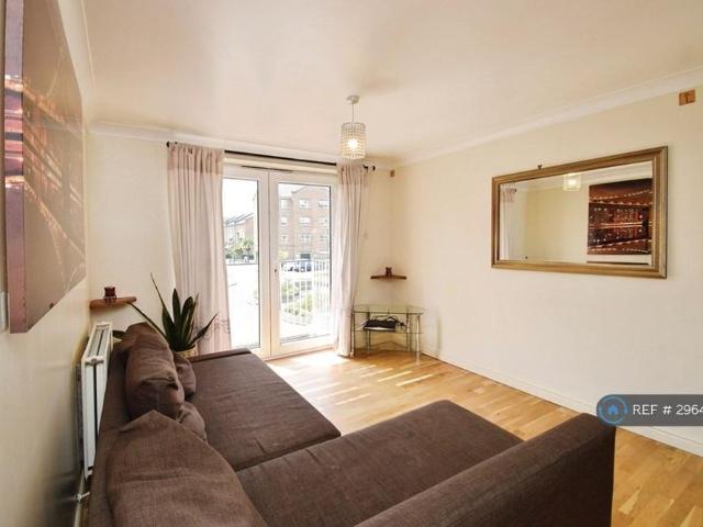 Apartment for rent in Poplar Grove, Greater London