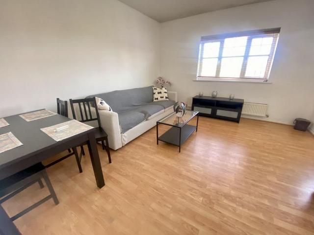 Apartment for rent in Burnt Oak, Greater London