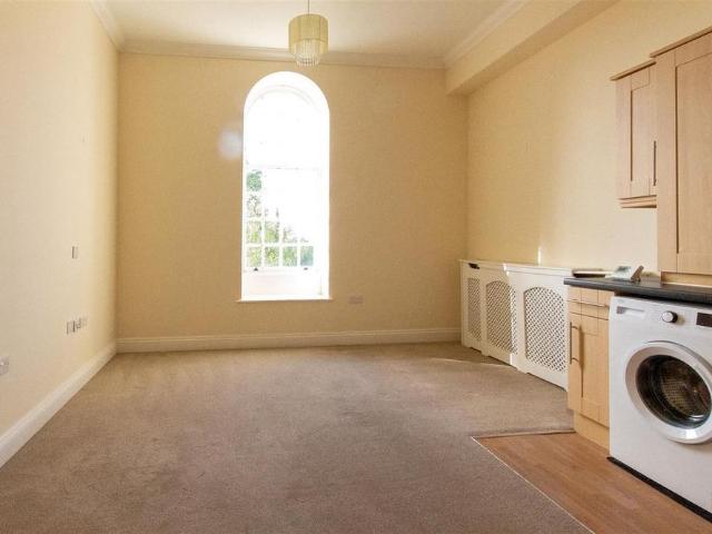 Apartment for rent in Perryfields, West Sussex