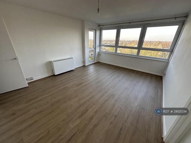 Flat for rent in Gidea Park, Greater London