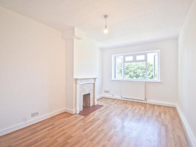 Apartment for rent in Ashley Park, Surrey