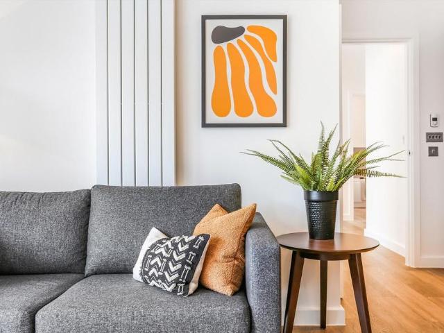 Apartment for rent in Ashley Park, Surrey