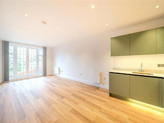 Flat for rent in Northwood, Greater London